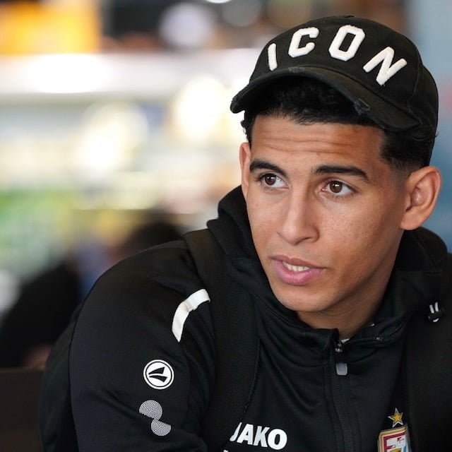 Sabir-Bougrine-JMG-academy-waiting-at-Dudelange-Aeroport