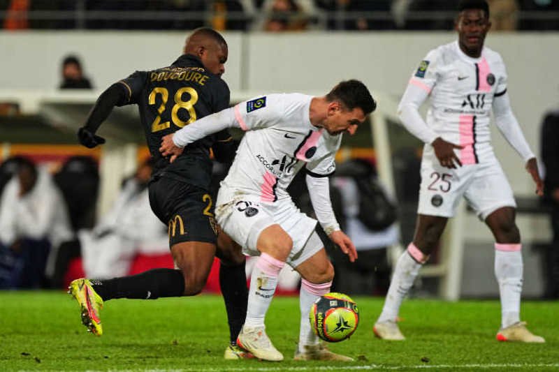 Cheick Doucouré vs Lionel Messi