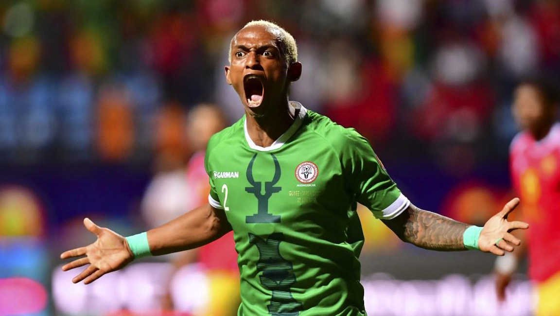 l'académicien Carolus Andriamahitsinoro signe avec le Kuwauit SC l'académicien Carolus Andriamahitsinoro signe avec le Kuwauit SC